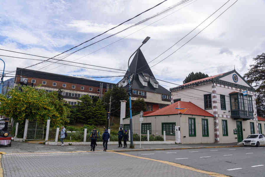 Argentina 124 - Ushuaia - sedes del Gobierno - antigua y nueva.jpg